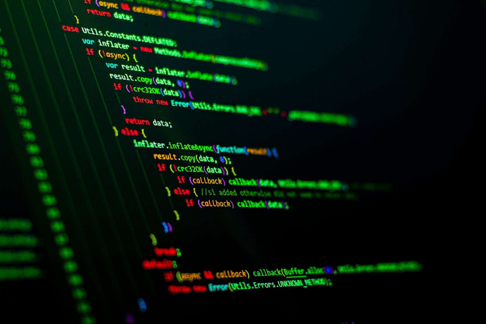 Código de programación desenfocado en pantalla oscura, representando agentes de programación como Codex, Claude Code y Kimi Code